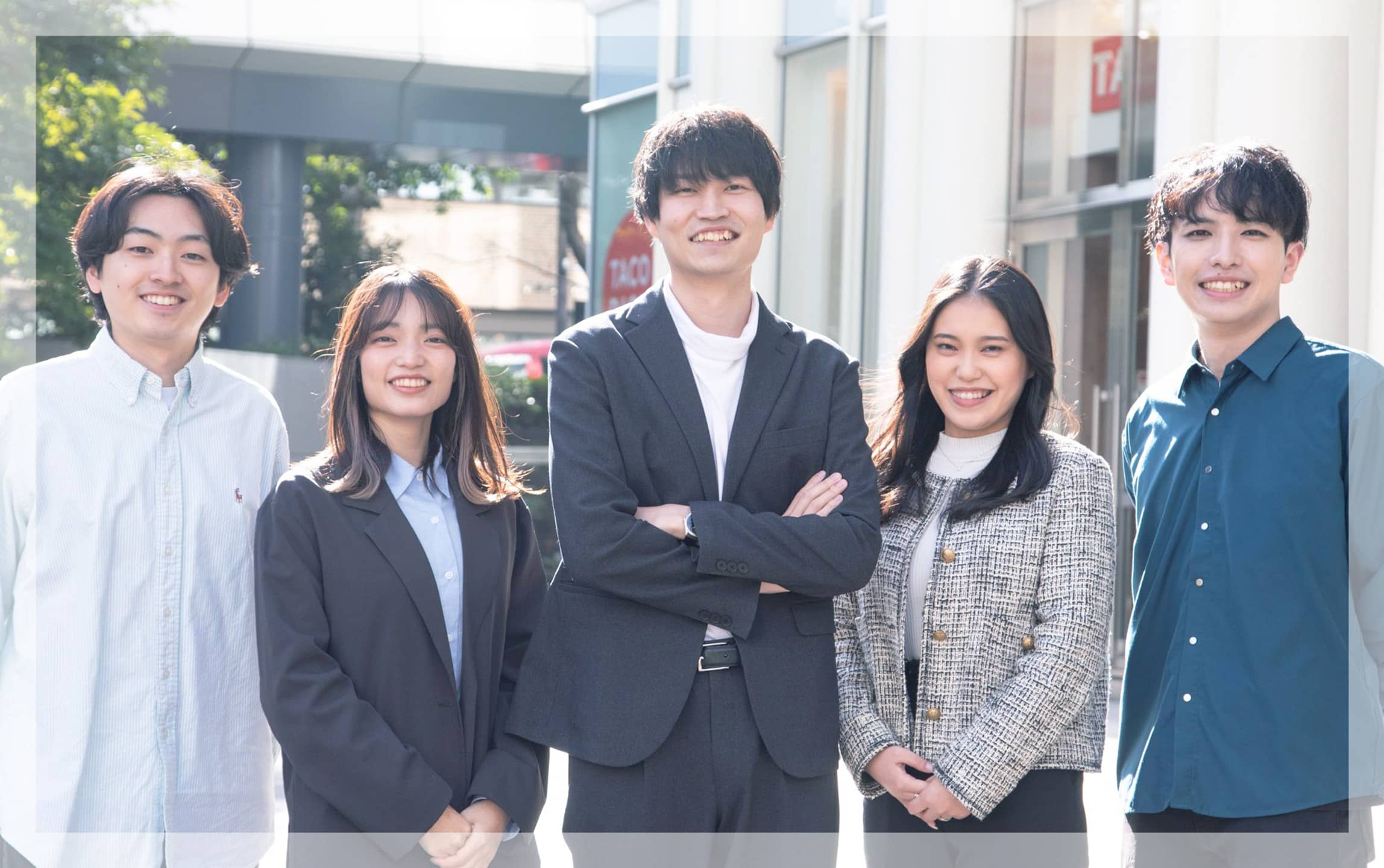 株式会社ラキールの社員5名の写真